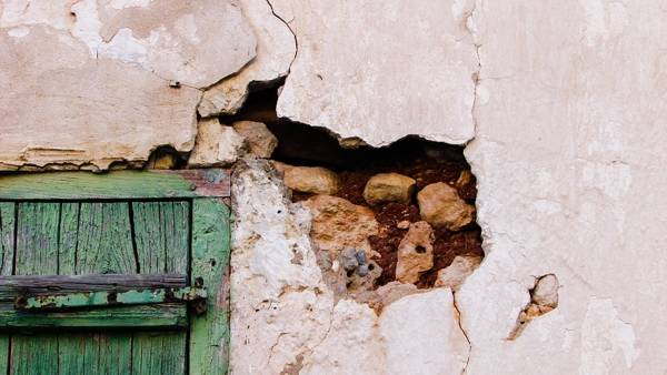 Ρωγμές στο οικοδόμημα της αριστερής ηγεμονίας