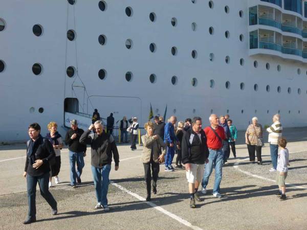 Το "Costa Neoromantica" με 1.566 τουρίστες στην Καλαμάτα (φωτογραφίες)