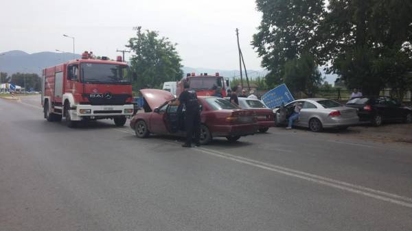 Σύγκρουση 4 αυτοκινήτων με 2 τραυματίες στον κόμβο της Μεσσήνης (βίντεο)