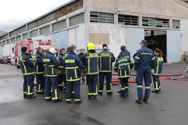 Καλαμάτα: Εκπαίδευση πυροσβεστών σε εξομοιωτή συνθηκών πυρκαγιάς (βίντεο)