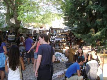 Ξεκίνησε το παζάρι αντικών στην Παλιά Πόλη της Κυπαρισσίας (φωτογραφίες)