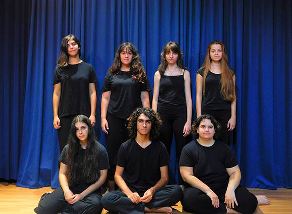 Oι έφηβοι της θεατρικής ομάδας "Σύντηξη" στην "Ε": «Διασκευάζουμε, κατασκευάζουμε και σκηνοθετούμε από κοινού»