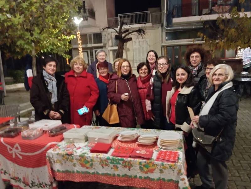 Φωταγωγήθηκε το δέντρο στη Θουρία