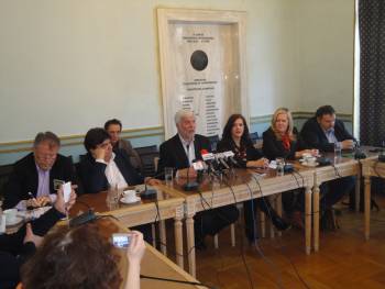 Παρά το γεγονός ότι του έφυγαν οι μισοί: Τρίπλες και πιρουέτες για να… ξεγλιστρίσει