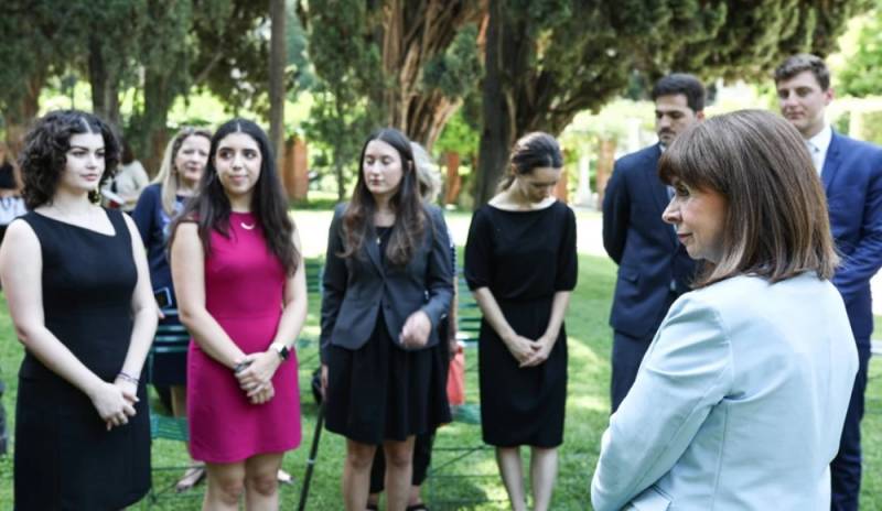 Σακελλαροπούλου σε Ελληνοαμερικανούς φοιτητές: Περιμένουμε από εσάς να προωθήσετε το πνεύμα της Ελλάδας