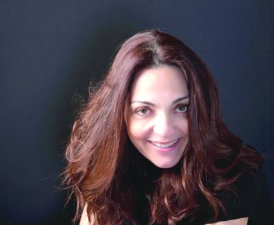 Η Βάσω Μιχοπούλου μιλά για τα «Φωτεινά μυαλά» της και την επιστήμη ως προστασία από λαϊκισμούς και δοξασίες