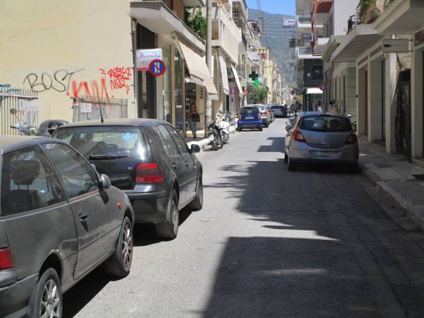 Σλάλομ ανάμεσα στα σταθμευμένα