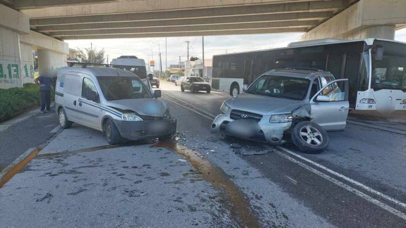 Καλαμάτα: Σύγκρουση οχημάτων στον Αντικάλαμο