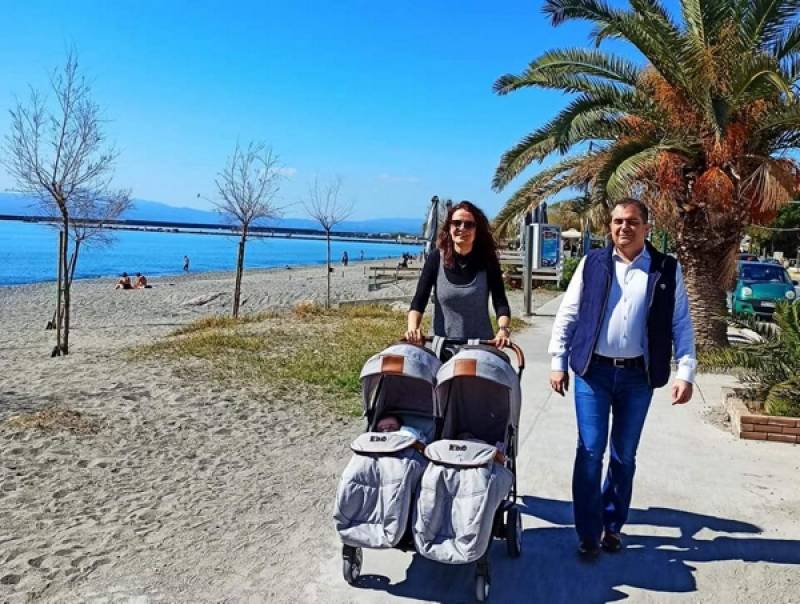 Βόλτα στη Ναυαρίνου με τα δίδυμα