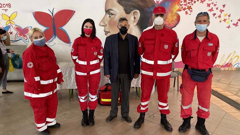Διασώστες του Ερυθρού Σταυρού στην Κεντρική Αγορά Καλαμάτας