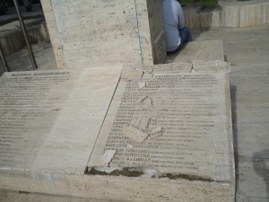 Ζημιά στο μνημείο...