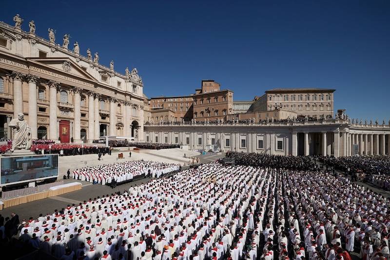 Βατικανό: Τοποθετήθηκε η καπνοδόχος για την έναρξη του κονκλαβίου