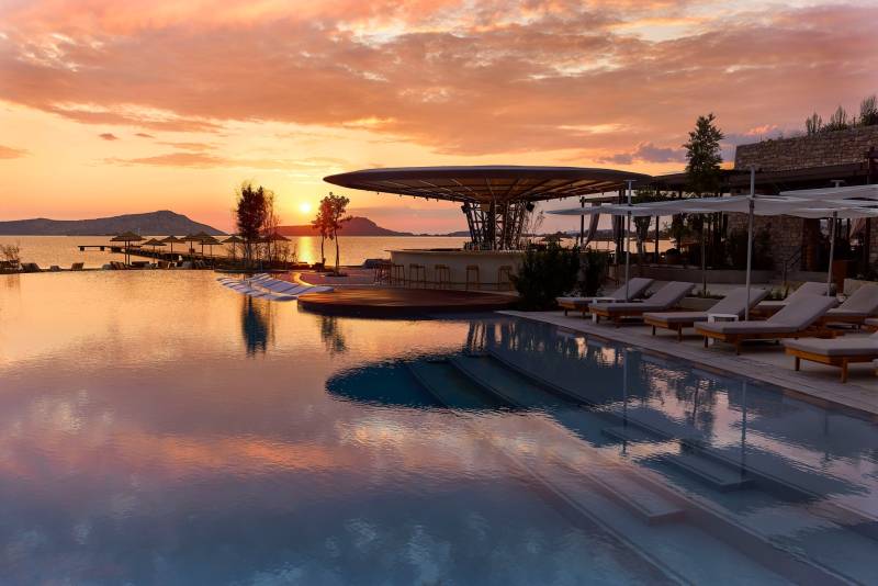 W Costa Navarino: Υποδέχεται τη νέα σεζόν στις 3 Μαΐου