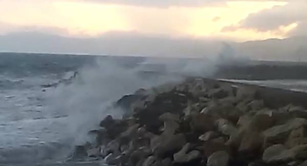 Κύματα "καταπίνουν" το λιμάνι της Κυπαρισσίας (βίντεο)