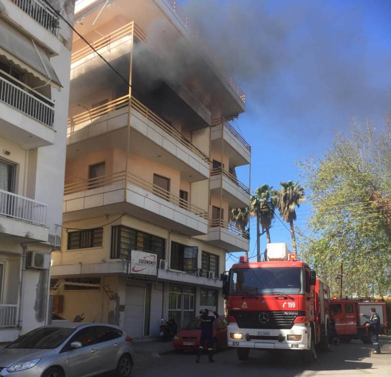 Καλαμάτα: Πυρκαγιά σε πολυκατοικία στη Νέδοντος (βίντεο)