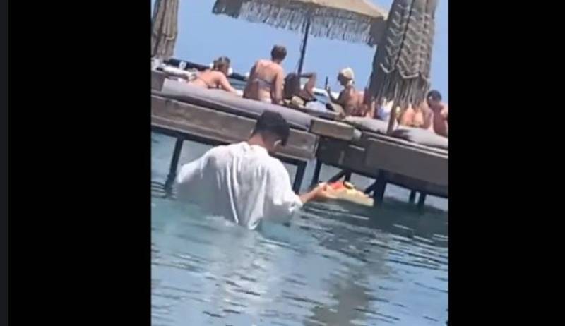 Ρόδος: Η ανακοίνωση των εργαζομένων του beach bar μετά τις εικόνες με τον "κολυμβητή" σερβιτόρο