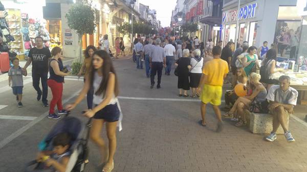 Πλήθος καταναλωτών απόψε στην 5η Λευκή Νύχτα Καλαμάτας (φωτογραφίες &amp; βίντεο)