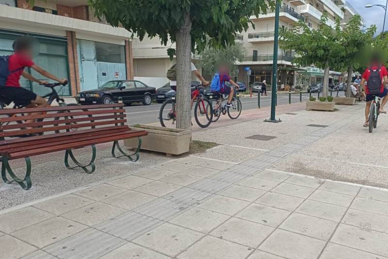 Ποδηλάτες στο πεζοδρόμιο