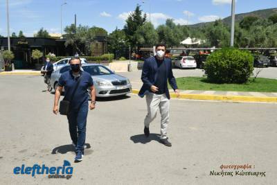 Μπερδεύουν τις διακοπές με τη δουλειά