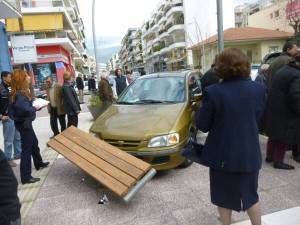 Καλαμάτα: Αυτοκίνητο καβάλησε πεζοδρόμιο και έστειλε ηλικιωμένη στο Νοσοκομείο