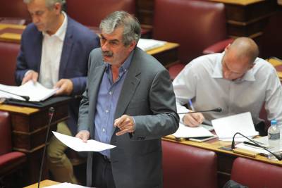 Αγρότες έδιωξαν από τα μπλόκα τον Πετράκο - Κινήθηκαν απειλητικά εναντίον του