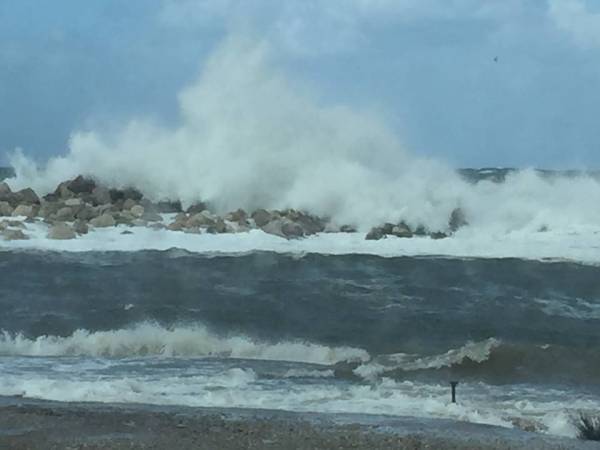 Σοβαρές ζημιές στο λιμάνι του Μαράθου