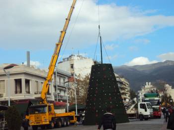 "Φεύγει" ο γιορτινός διάκοσμος από την Κεντρική πλατεία