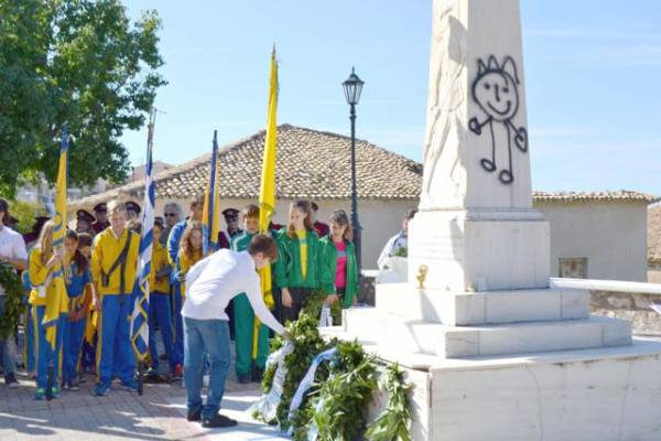 Μουτζούρες στο ηρώο
