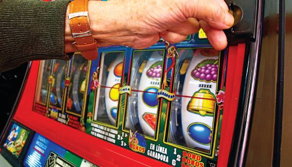 Τρεις συλλήψεις για "φρουτάκια" στο Λουτράκι