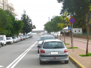 Δεν τηρείται η απαγόρευση στάθμευσης...