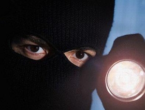 Ληστεία σε βάρος ηλικιωμένων στην Κυπαρρισία, αναζητούνται οι 3 δράστες