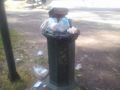 Ξεχείλισαν τα σκουπίδια