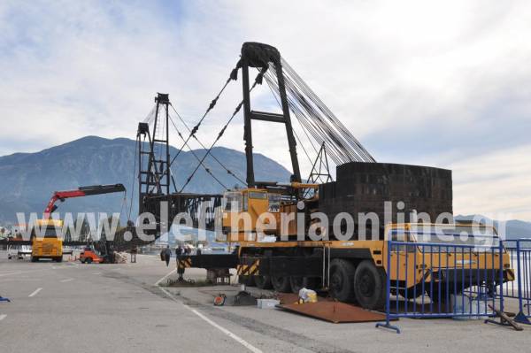 Αποσυναρμολογείται και πάει... Σαλαμίνα ο γερανός από το λιμάνι της Καλαμάτας (βίντεο και φωτογραφίες)