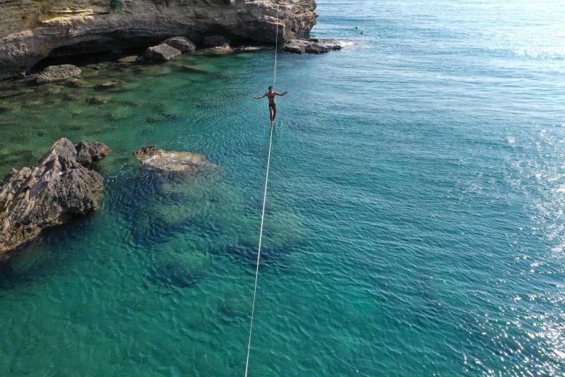 Slackline: Ένα χόμπι... ακατάλληλο για υψοφοβικούς - Ισορροπώντας σε τεντωμένο σχοινί στην Καλαμάτα