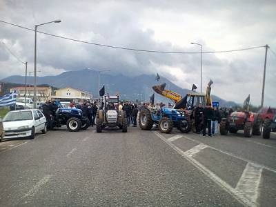Αγρότες της Τριφυλίας στον κόμβο του Καλού Νερού