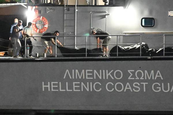 Στο νεκροταφείο Σχιστού τα πτώματα των 78 ναυαγών