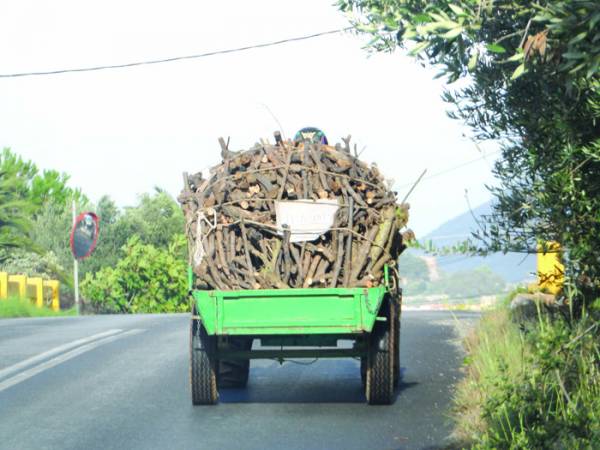 Ξύλα με το... τσουβάλι γιατί δεν αντέχει η τσέπη