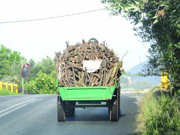 Ξύλα με το... τσουβάλι γιατί δεν αντέχει η τσέπη