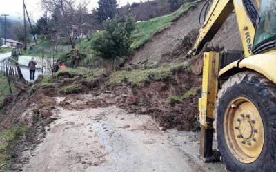 Τρίκαλα: «Μάχη» για να μείνει ανοιχτό το οδικό δίκτυο, σημειώθηκαν καταπτώσεις βράχων