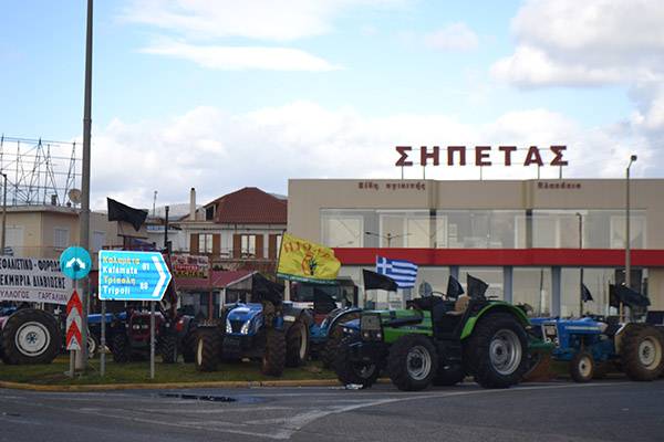 Ανοιχτό για τον Αγιο Χαράλαμπο το αγροτικό μπλόκο στο Καλό Νερό