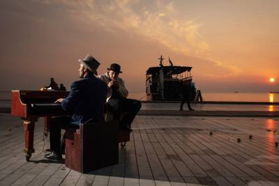 «Εσείς πού νιώθετε ευτυχισμένοι;» - Η πολυβραβευμένη θεατρική παράσταση "Lemon" για πρώτη φορά στην Καλαμάτα