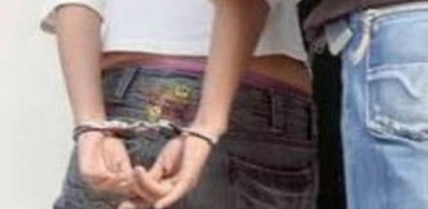 Τσιγγάνα πήγε να περάσει χασίς στα κρατητήρια για να το δώσει στον άντρα της