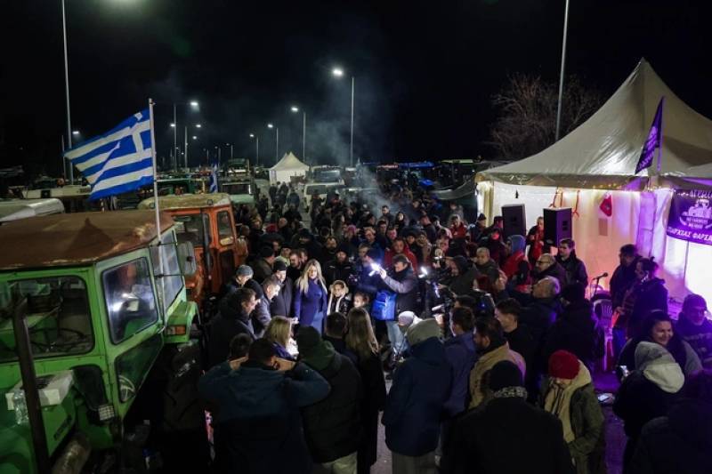 Άλλαξαν χρόνο στα μπλόκα οι αγρότες: Αναμένουν την κρίσιμη σύσκεψη της Κυριακής (Βίντεο)