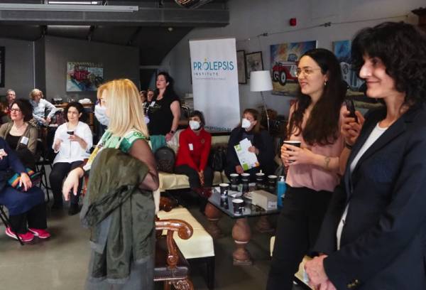 Τηλεφωνική γραμμή για τη μοναξιά στην τρίτη ηλικία (βίντεο)