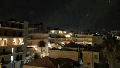 Καλαμάτα: Ανάσταση και ευχές για Καλό Πάσχα στα μπαλκόνια (βίντεο)