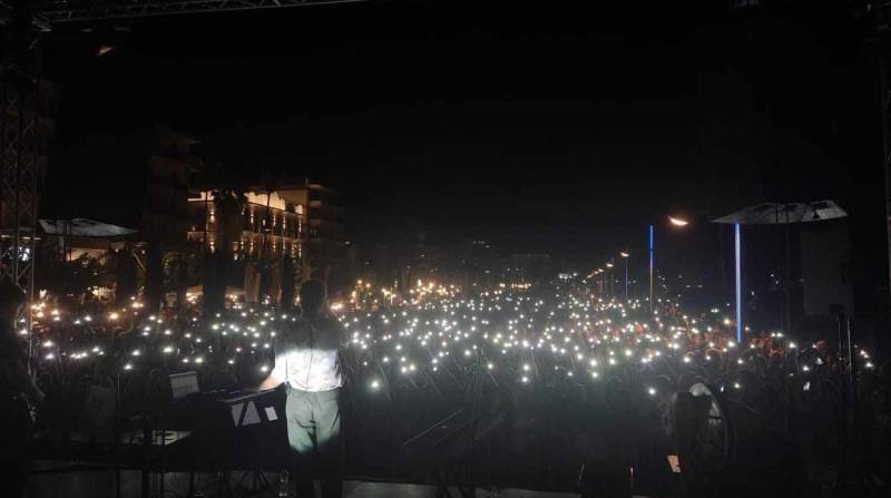 «Πλημμύρισε» από κόσμο η προκυμαία στη συναυλία του Κωστή Μαραβέγια στην Καλαμάτα (Βίντεο)