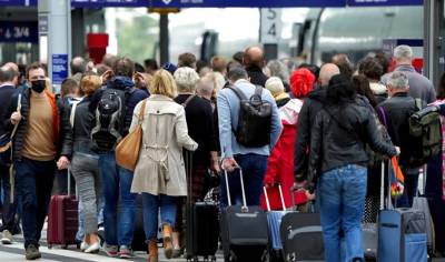 Γερμανία: Το αδιαχώρητο στους σιδηροδρομικούς σταθμούς - «Έριξαν» στα 9 ευρώ το μηνιαίο εισιτήριο