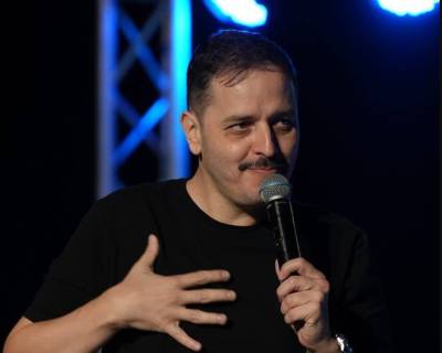 "Αλήθειες": Η νέα παράσταση του Αλέξανδρου Τσουβέλα στην Καλαμάτα