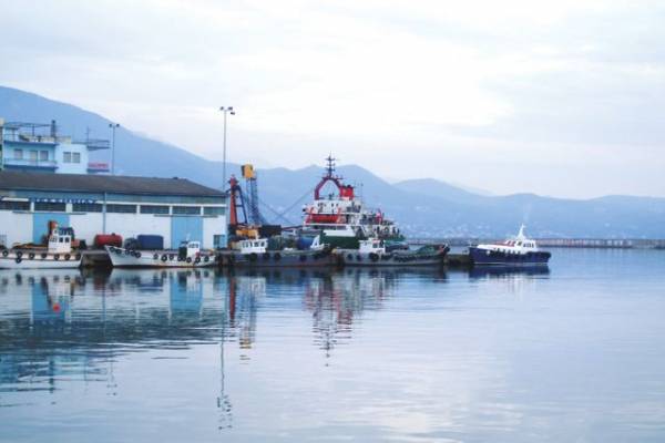 Πλοίο με 73 μετανάστες ρυμουλκείται στο λιμάνι της Καλαμάτας