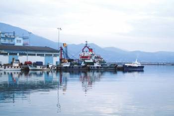 Πλοίο με 73 μετανάστες ρυμουλκείται στο λιμάνι της Καλαμάτας